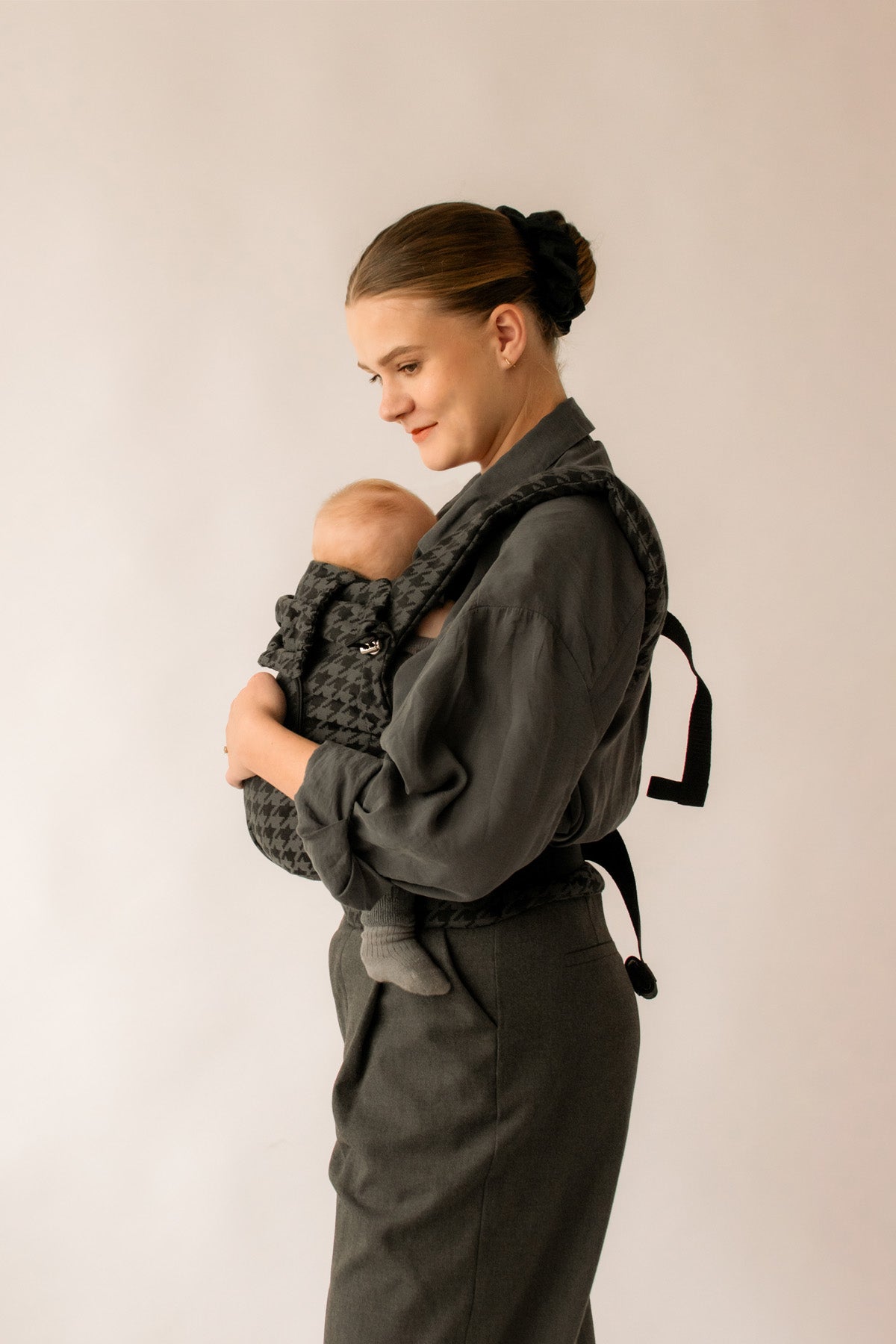 Nosič pre novorodencov v tmavo šedej farbe