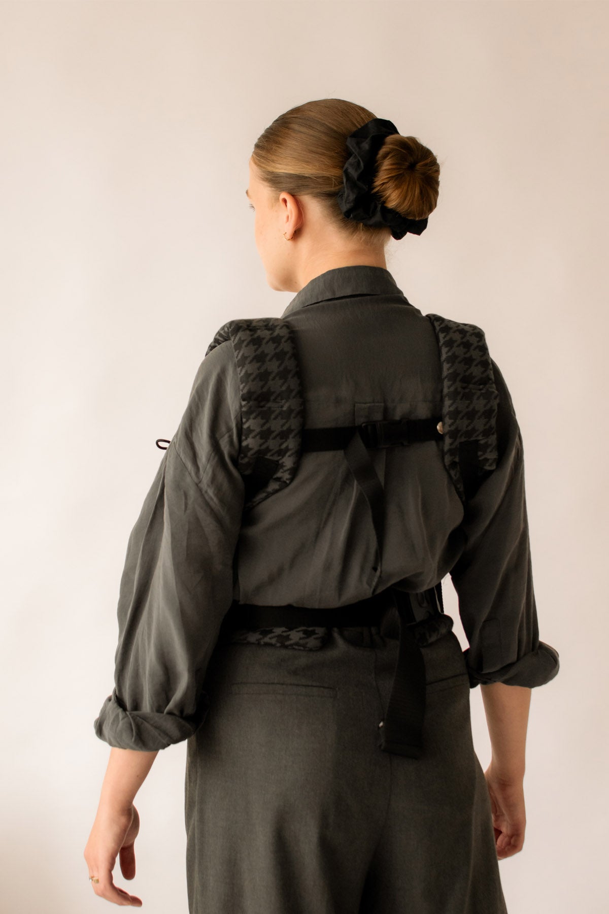 Nosič pre novorodencov v tmavo šedej farbe zadné popruhy