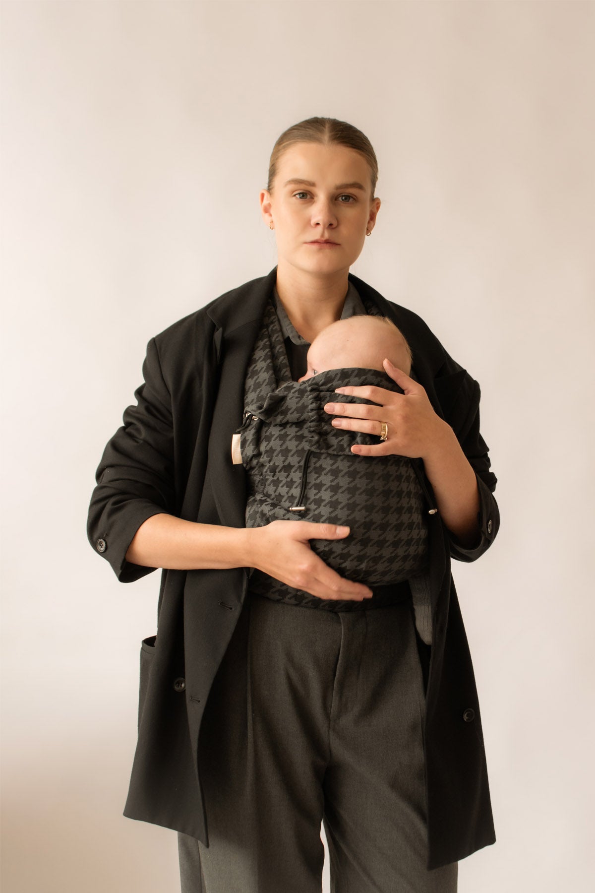 Najlepší nosič pre novorodencov v tmavo šedej farbe